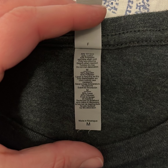 Like New Medium heathered navy tee - Picture 4 of 4